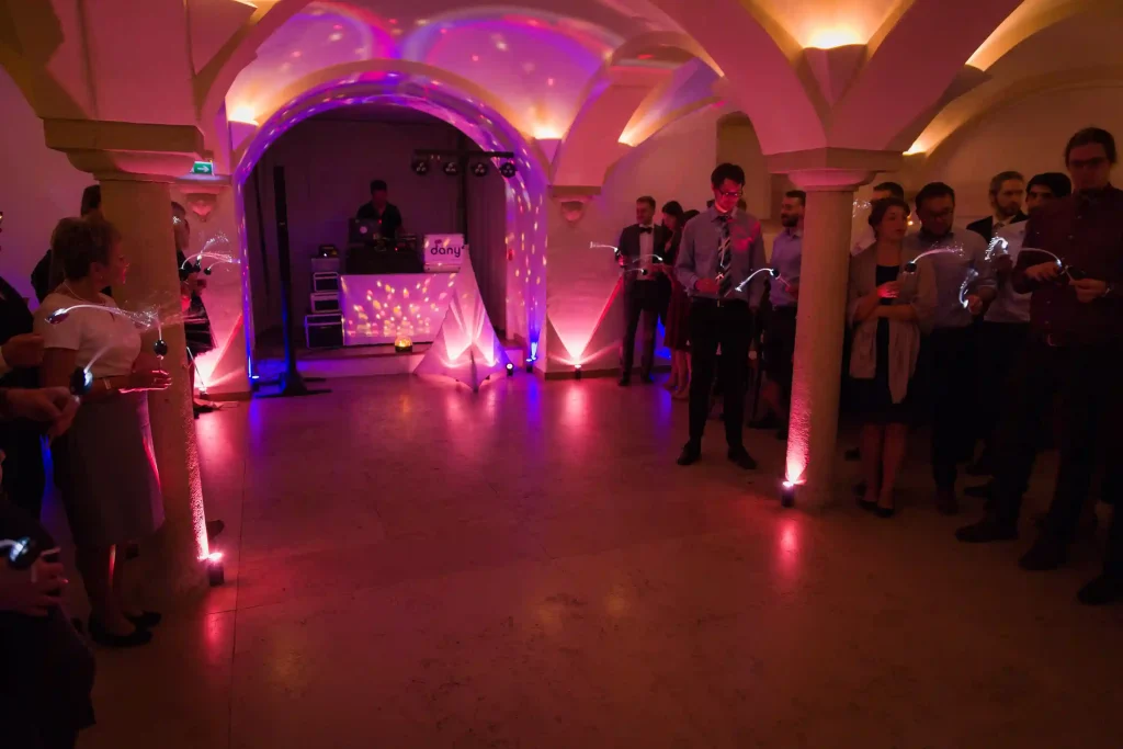 Für die Hochzeit in Schloss Seefeld am Ammersee schöne Ambientebeleuchtung