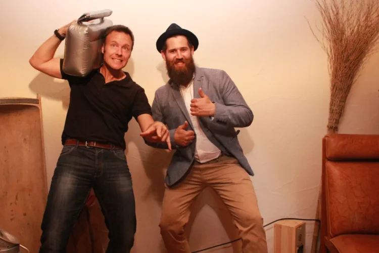 Männer posieren mit lustigen Requisiten in der Fotobox bei einer Hochzeit in Bayern