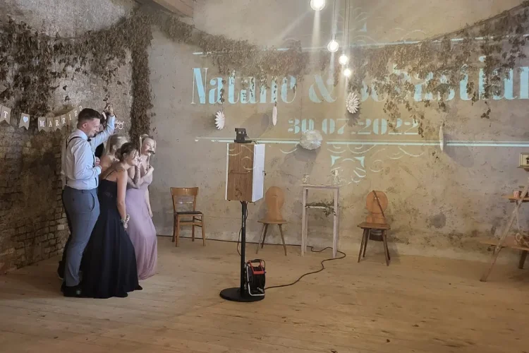 Hochzeitsgäste nutzen die Fotobox bei einer Hochzeit in Bayern