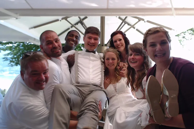 Hochzeitsgäste in der Fotobox bei einer Hochzeit in Bayern