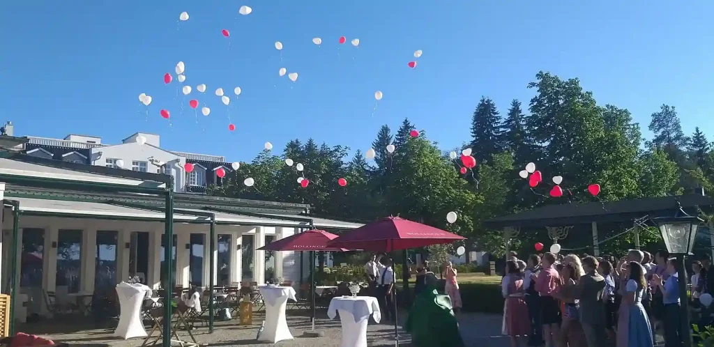 Luftballons steigen von der Hochzeit über das Bischoffs Haus am see