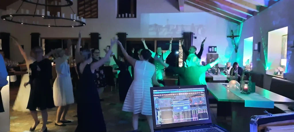 Dj Dany macht aus der Hochzeit eine Party im Hof Nr6