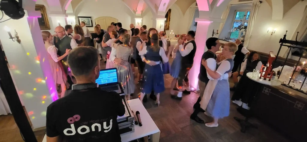 Dj Dany starte die Party auf einer Hochzeit in Dietramszell