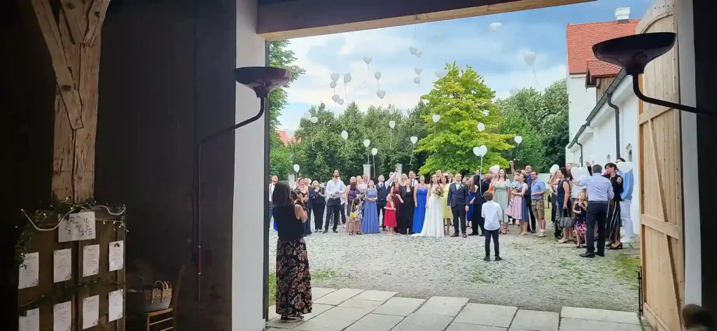 Gäste lassen Luftballons steigen auf der Hochzeit