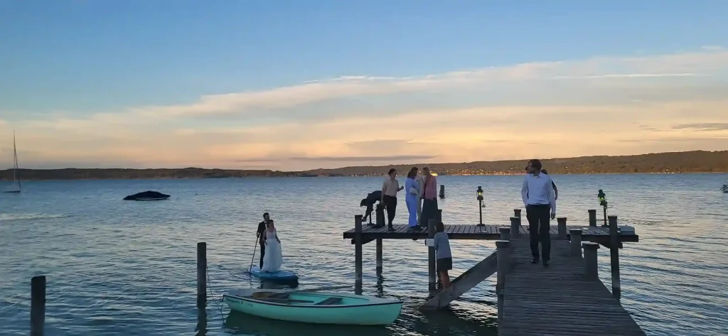 Brautpaar auf dem Ammersee vor dem Seehaus 