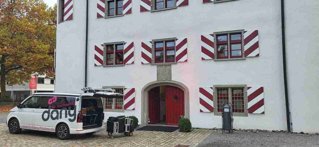 Dj Allgäu vor dem Schloss Amtzell für die Hochzeit