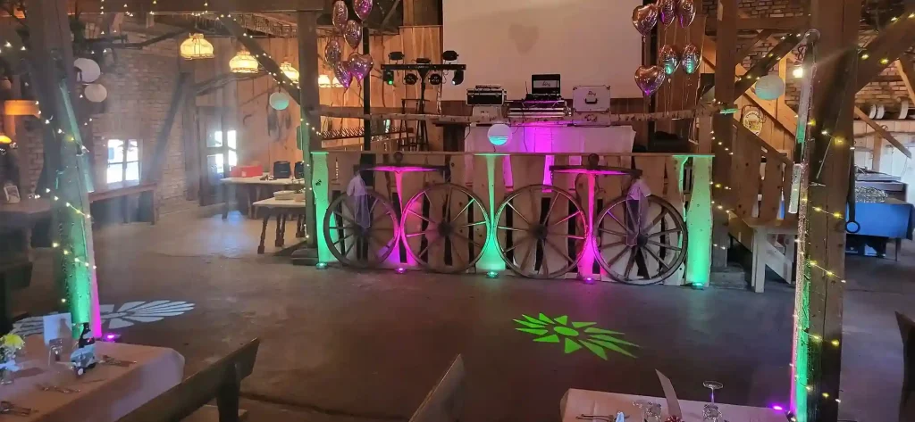 Dj Dany sorgt sich um die anlage und Licht auf der Hochzeit.