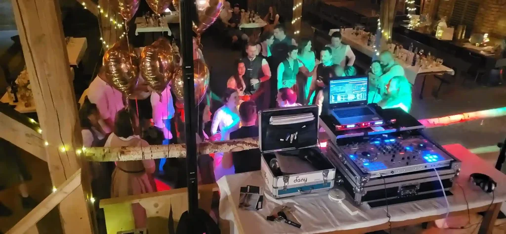 Dj Dany bringt auf der Hochzeit beim Schwarz die Gäste in Schwung