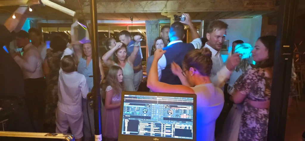 Dj Dany sorgt für ausgelassene Party auf der Hochzeit in der Stögeralm am Schliersee