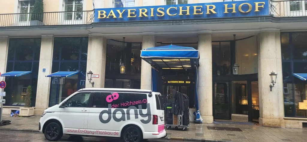 Dj Dany vor dem Bayerischen Hof in München