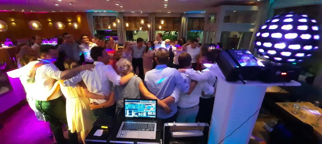 Gäste tanzen Sirtaki auf Hochzeit mit Dj Dany