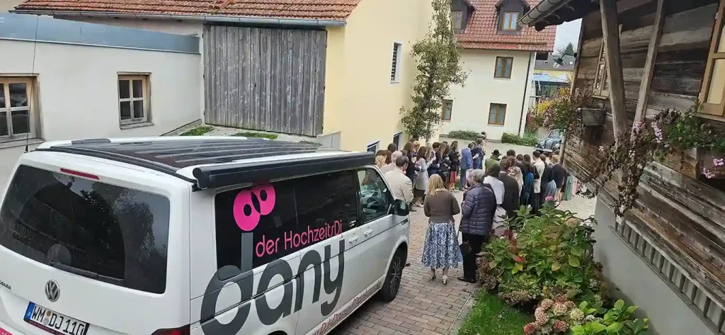 Vor der Hochzeit beim Eintreffen des Brautpaares in Hetzenhausen