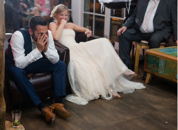 Brautpaar hat viel Spaß auf der Hochzeit in Übersee