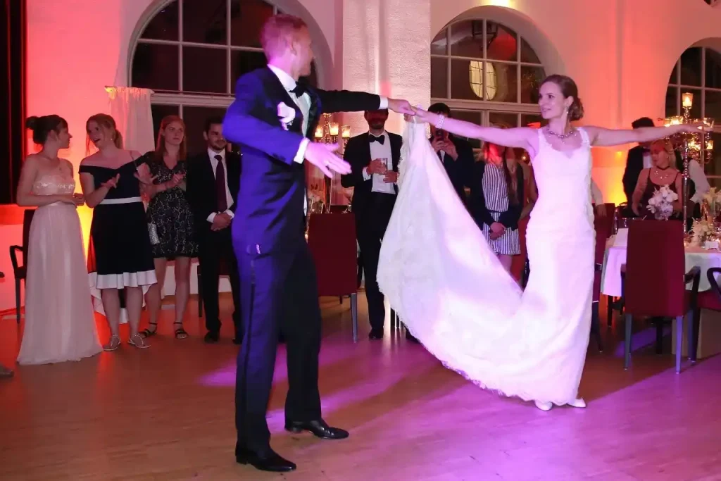 Brautwalzer auf der Hochzeit in der Seeresidenz in Seehaupt