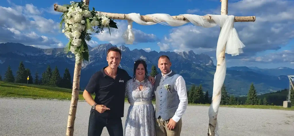 Glückliches Brautpaar beim heiraten in Tirol mit Dj Dany