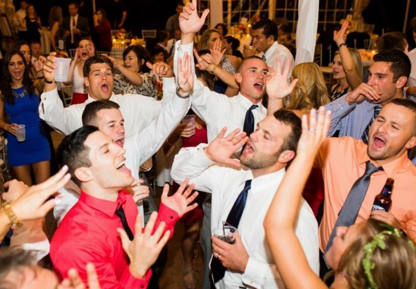 Die Gäste singen mit auf der Hochzeit im Moarhof in Rosenheim