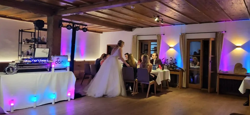 Dj Dany nimmt in die Alperie die richtige Beleuchtung mit zur Hochzeit