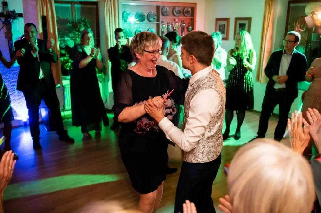 Tanzen auf der Hochzeit in Gut Sonnenhausen auf Musik von Dj Dany