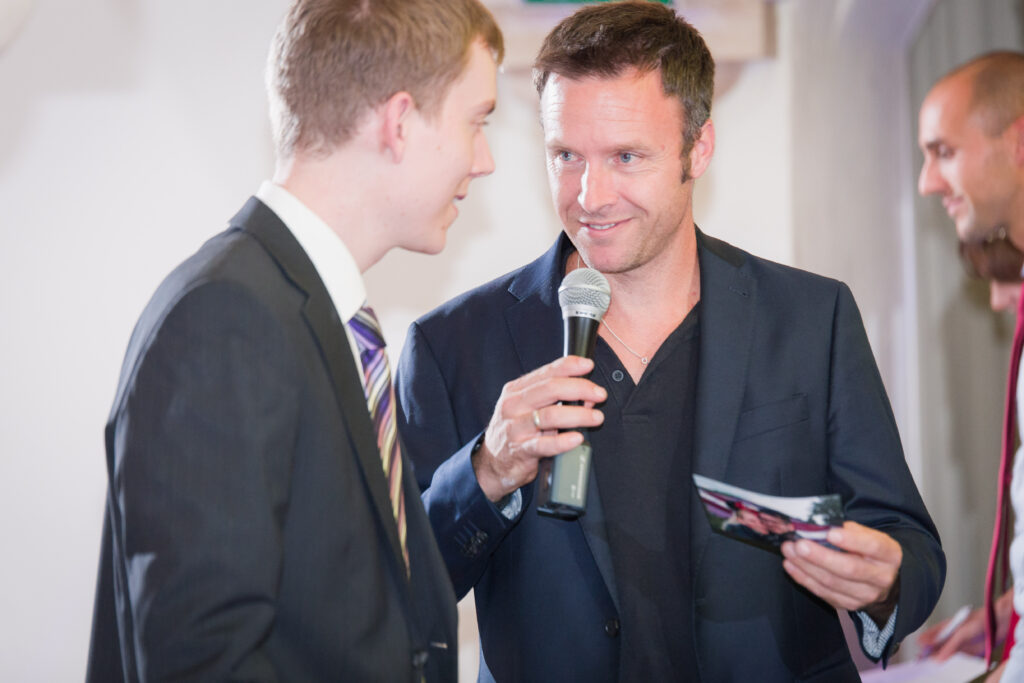 Dj Dany moderiert auch Hochzeitsspiele auf der Hochzeit in Schloss Sulzemoos