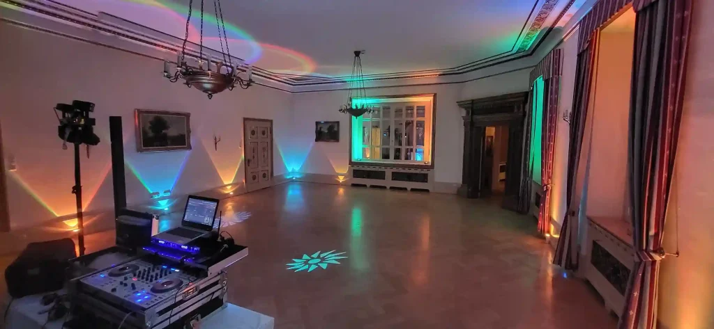 Beleuchtung bringt Dj Dany zur Hochzeit in Schloss Höhenried mit