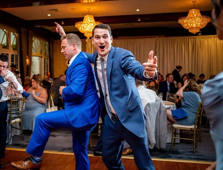 Gästen feiern Hochzeit mit guter Musik von Dj Dany