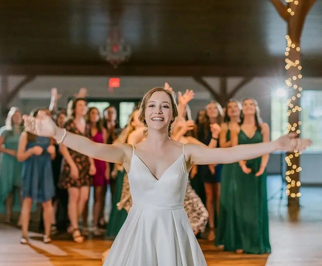 Brautstrauß werfen auf der Hochzeit im Allgäu