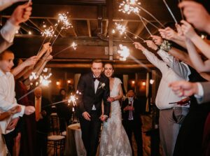 Brautpaar auf Gut Staltach beim verlassen der Hochzeit