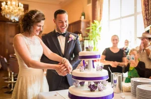 Die Hochzeitstorte wird in Schloss Blumenthal angeschnitten