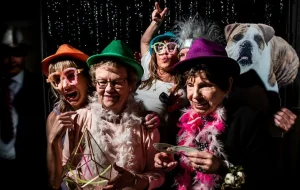 Die Fotobox kommt auf der Hochzeit immer gut an