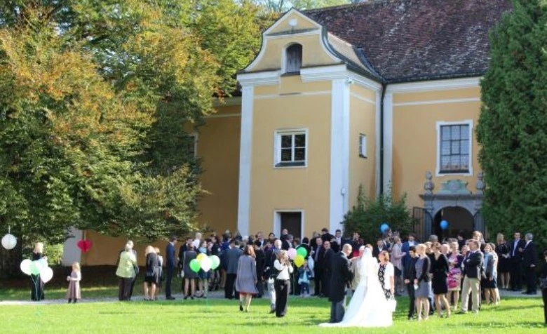 Hochzeitsgäste vor Schloss Blumenthal