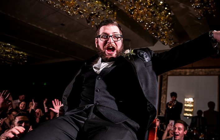 Bräutigam auf der Hochzeit im Schloss