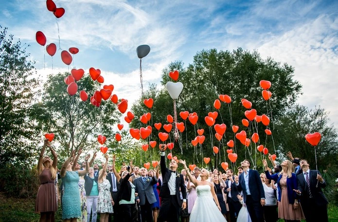 Luftballons fliegen lassen auf der Hochzeit in Mengkofen