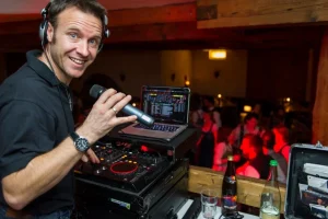 Dj Dany sorgt für ausgelassene Stimmung auf der Hochzeit in Geitau