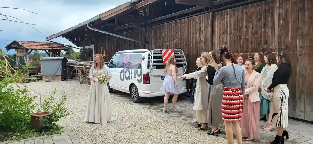 Brautstrausswerfen auf der Hochzeit in Eching