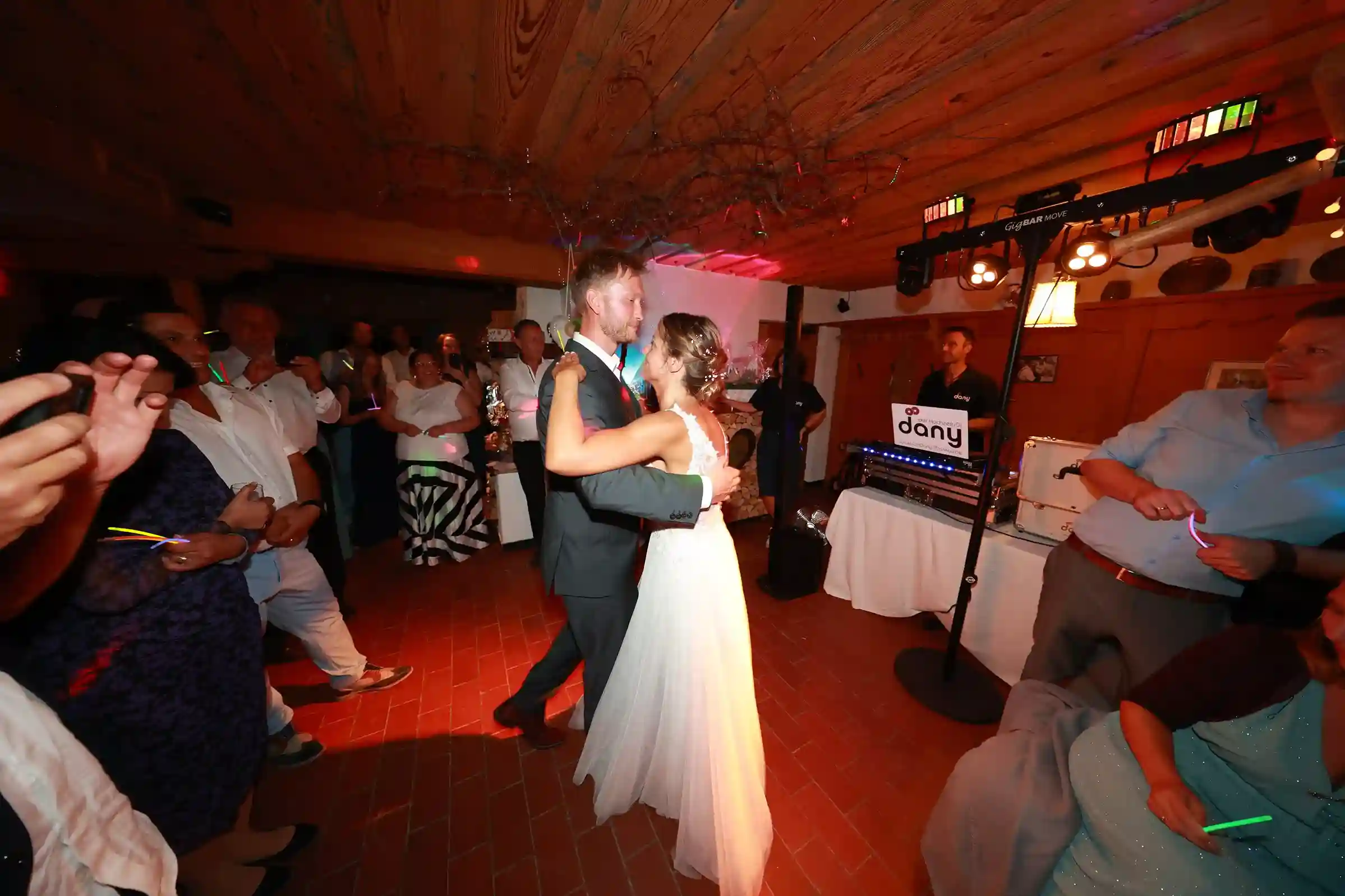 Das Brautpaar auf der Hochzeit tanzt seinen Brautwalzer in Mühldorf