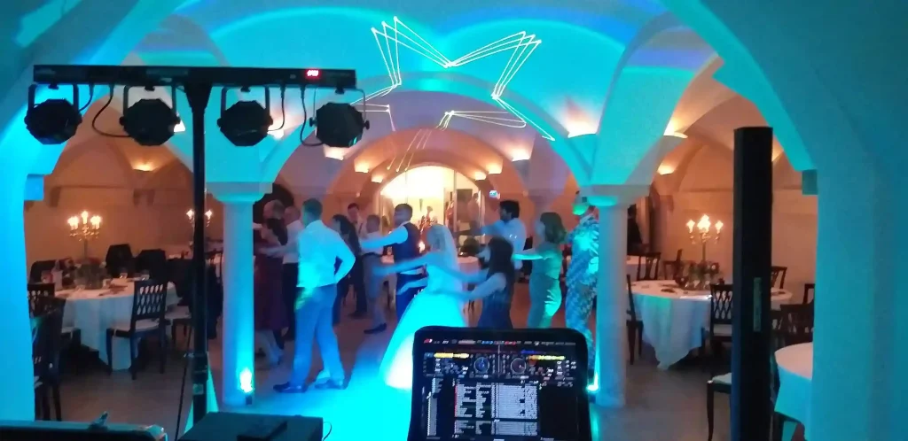 Die Gäste tanzen Macarena auf der Hochzeit im Schreieggs