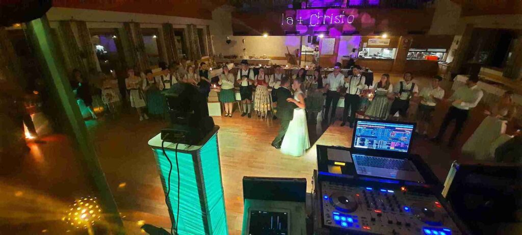 Das Brautpaar tanzt seinen Brautwalzer auf der Hochzeit im Hotel zur Post