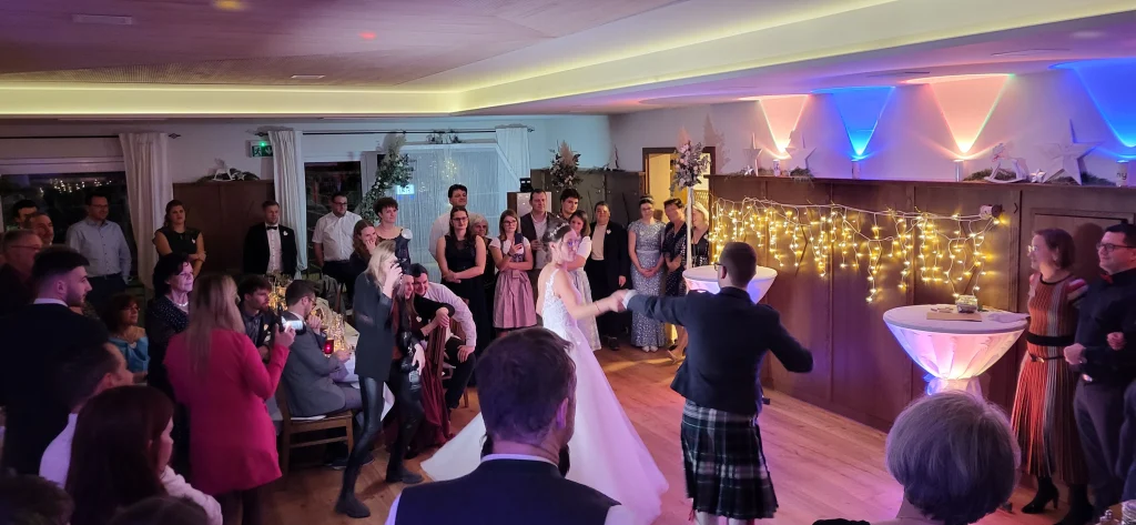 Tanzendes Brautpaar auf der Hochzeit im Restaurant zur Krone