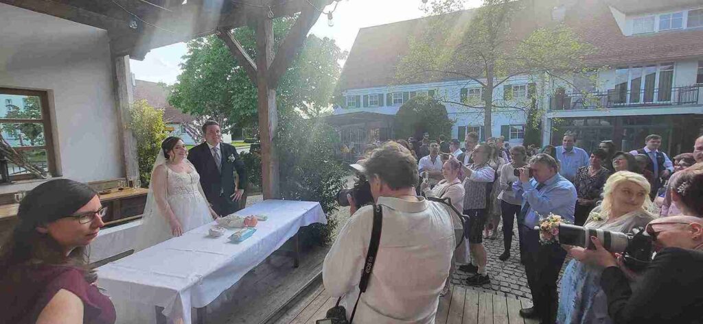 Brautpaar schneidet die Hochzeitstorte an