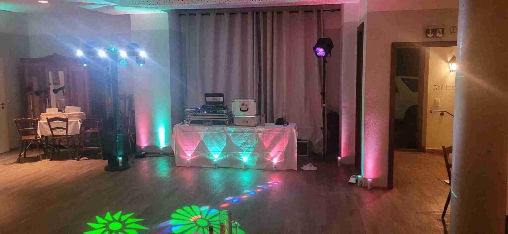 Dj Dany bringt seine Anlage und alles was in Eursaburg zur Hochzeit benötigt wird mit.