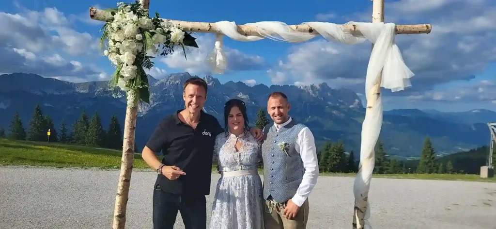 Dj Dany mit dem Brautpaar in den Bergen von Tirol