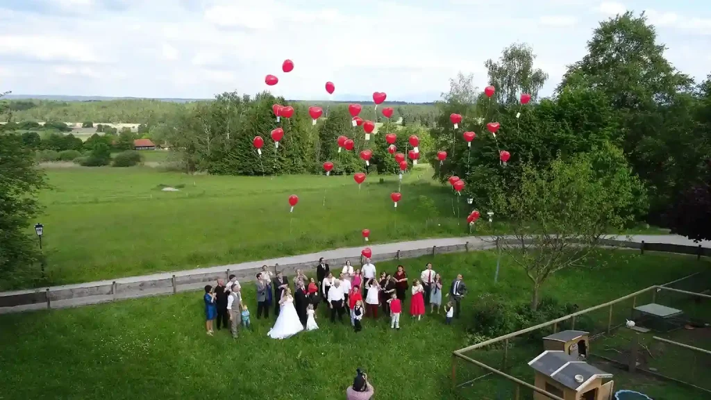 Luftballons steigen lassen auf der Hochzeit