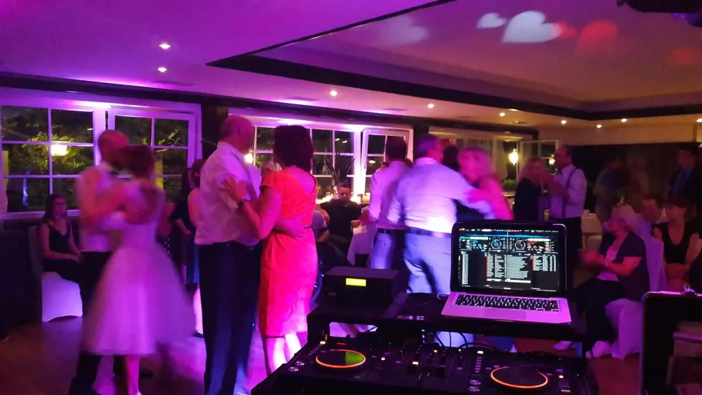 Mit Dj Dany wird die Hochzeit zur Party im Staudenwirt