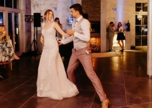 Dj Dany stimmt zum Brautwalzer auf der Hochzeit an