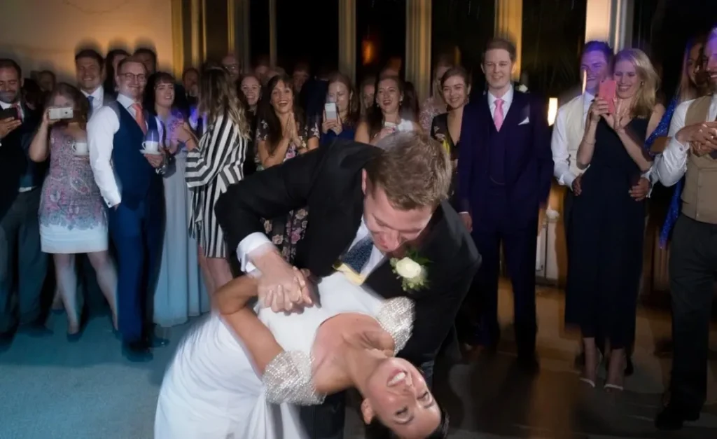 Brautwalzer auf der Hochzeit im Weitblick