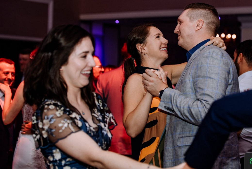 Die Gästen tanzen auf der Hochzeit in Schloss Immenstadt