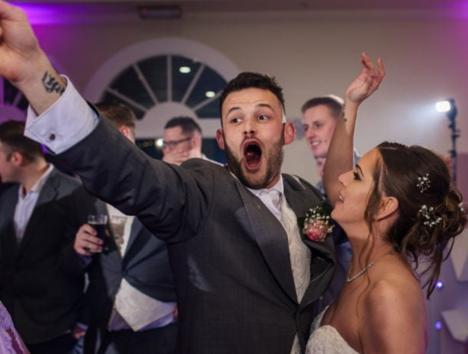 Das Brautpaar nach dem Brautwalzer auf der Hochzeit im Adler