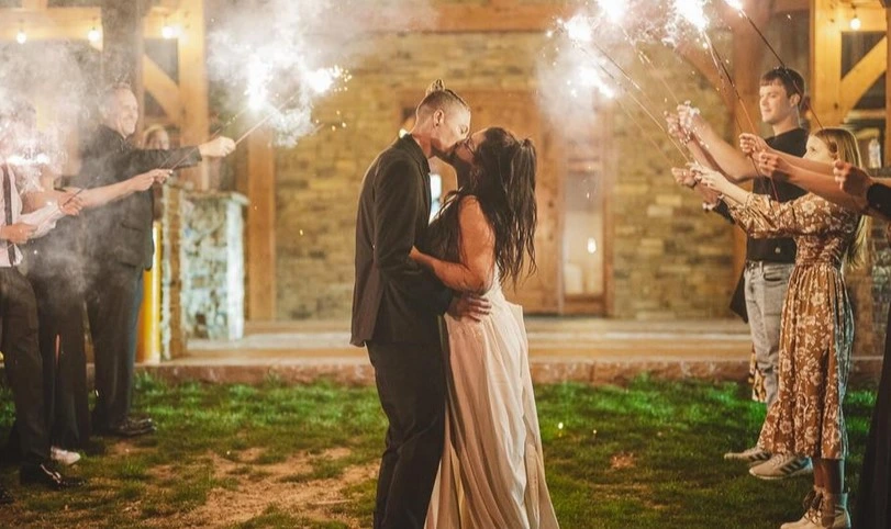 Abschluss mit Wunderkerzen der Hochzeit in Aschau