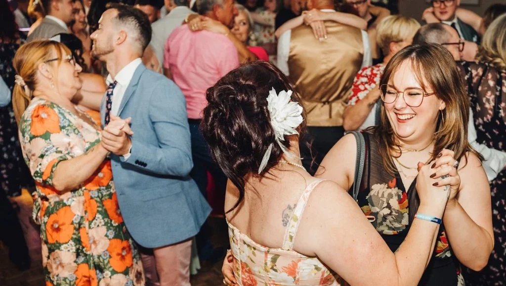 Alle Gäste tanzen auf der Hochzeit am Simssee