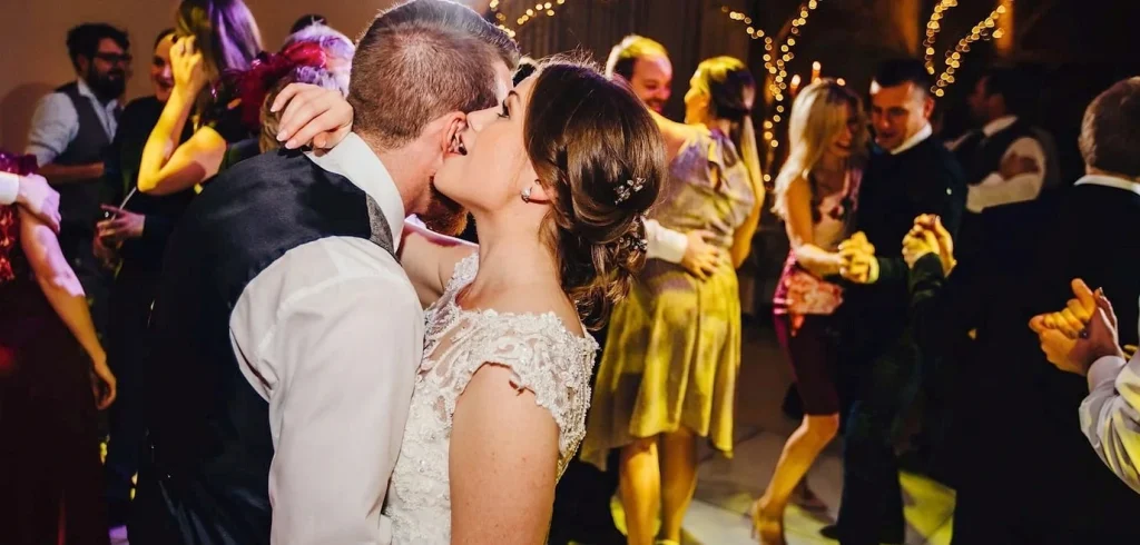 Abschlusstanz auf der Hochzeit mit allen Gästen im Tannenhof